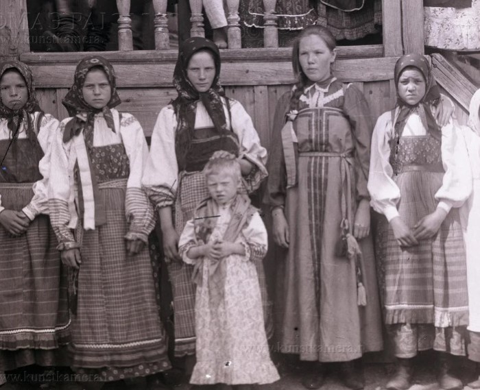 Смотрите, как выглядели украинки 100 лет назад и сравните их с россиянками (фото)