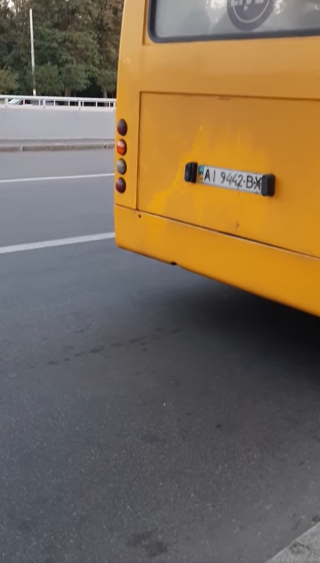 В Киеве поймали на видео маршрутчика с одним глазом, распивающего за рулем пиво