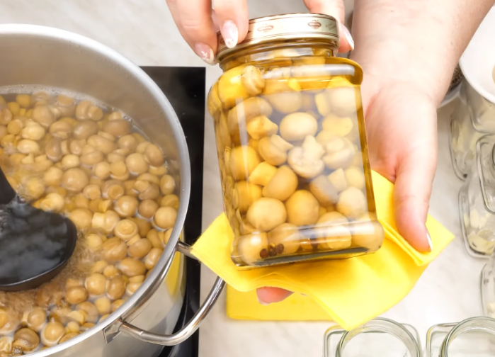 Огірки, гриби, кабачки: найкращі рецепти маринованих смаколиків на зиму