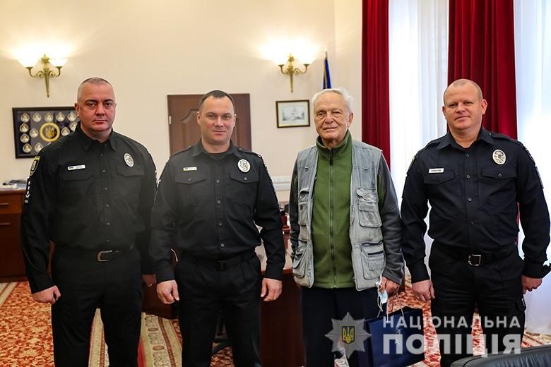 В Киеве пенсионер "обезвредил" мошенников, которые хотели его "кинуть" на деньги (видео)