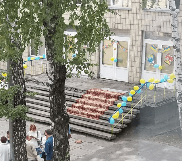 У Києві вхід до школи устелили килимом, який закритий наглухо: "зайдуть не всі" (фото)