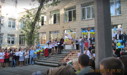 У Києві вхід до школи устелили килимом, який закритий наглухо: "зайдуть не всі" (фото)