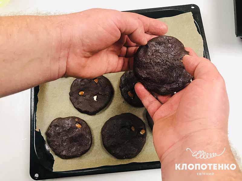 Получается фантастически: Клопотенко представил рецепт американского шоколадного печенья