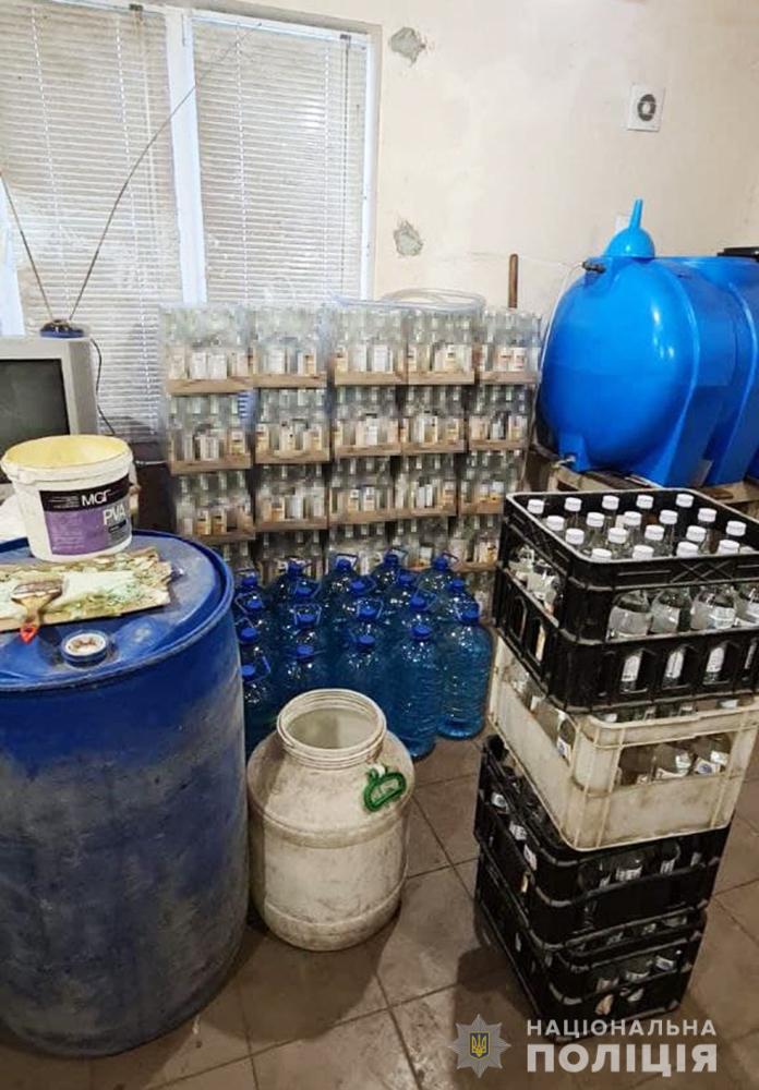 Украинцам продавали в магазинах поддельную водку с бирками известных марок: каких именно