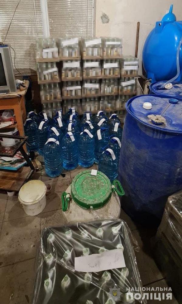 Украинцам продавали в магазинах поддельную водку с бирками известных марок: каких именно