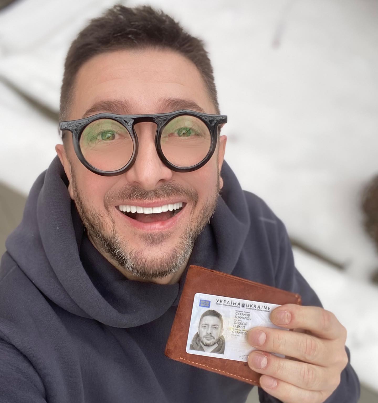 Відомий ведучий отримав український паспорт: "країна, з якою я пов'язую решту свого життя"