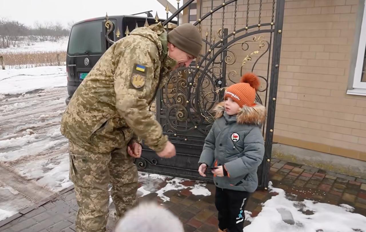 Хлопчик з мему "Скоро вже буде Паска" виріс, і ось як він виглядає зараз (фото)