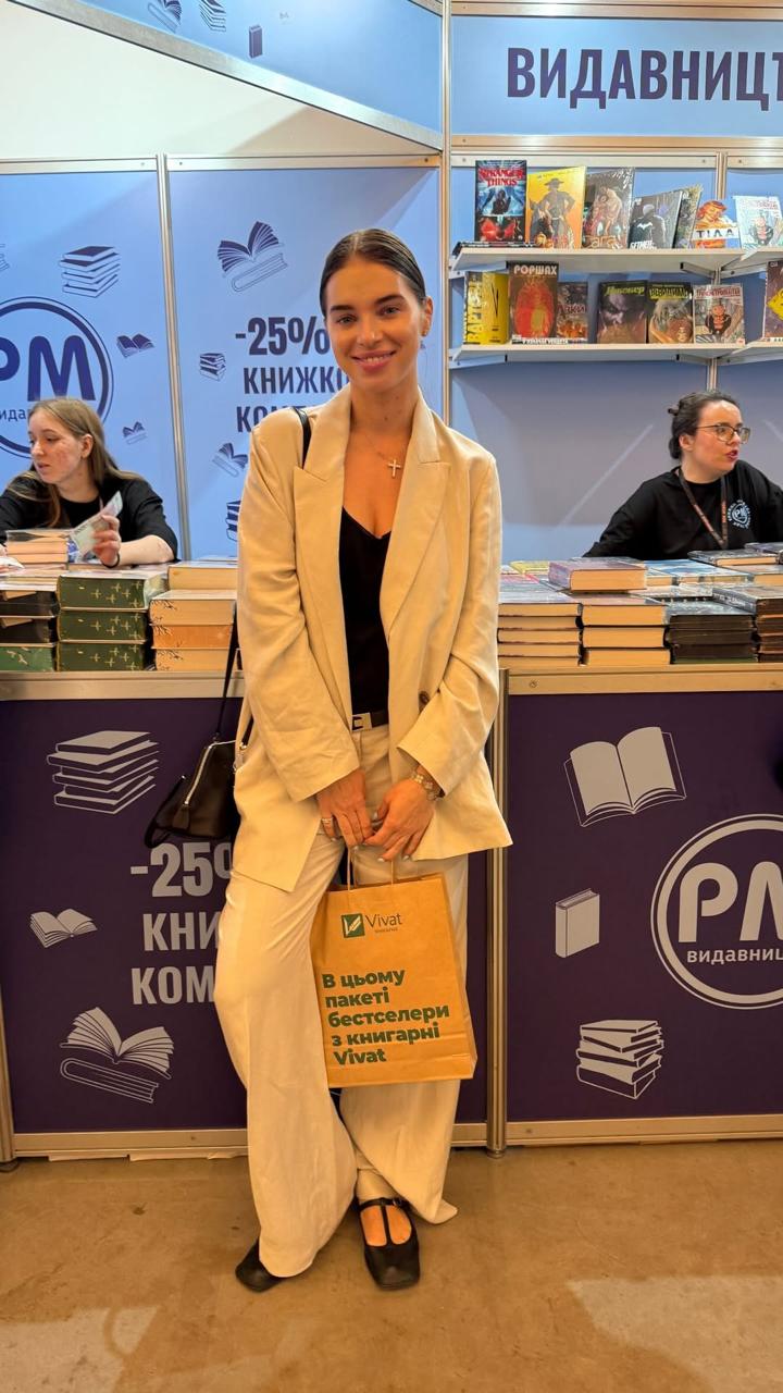 Стильно и "дорого": жена Усика показала, как носить трендовый льняной костюм в обычной жизни