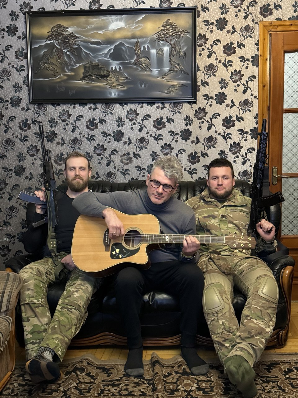 Арсен Мирзоян: Когда началась война, старые артисты взялись помогать, а молодые - раскручивать себя
