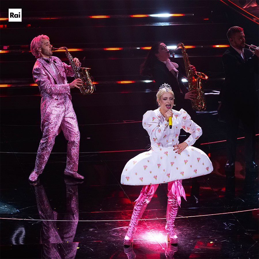 В Италии прошел легендарный фестиваль Сан-Ремо 2022: яркие фото и видео