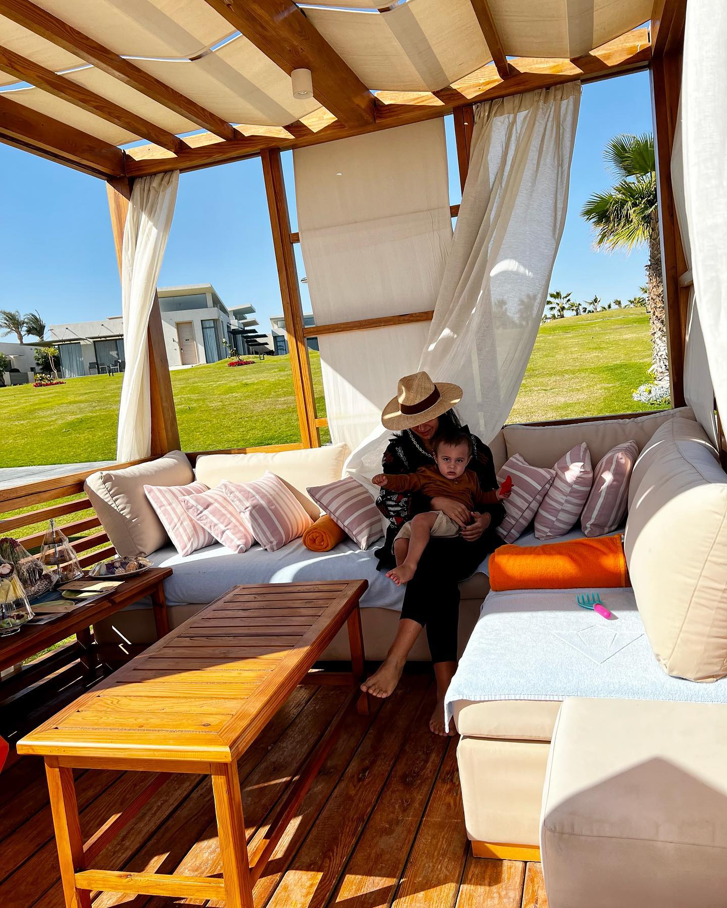 Утром - кофта, в обед купальник: Джамала рассказала о зимнем отдыхе в Египте и умилила семейными фото