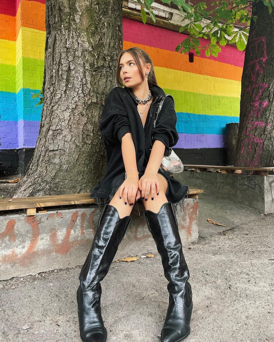 Дочка Олени Кравець у стильній куртці влаштувала яскраву фотосесію на даху готелю