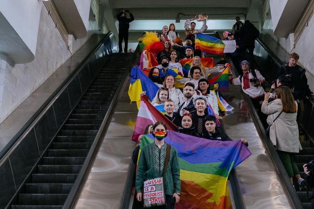 "Ми боремось за Україну": у харківському метро ЛГБТ-активісти провели марш (фото)