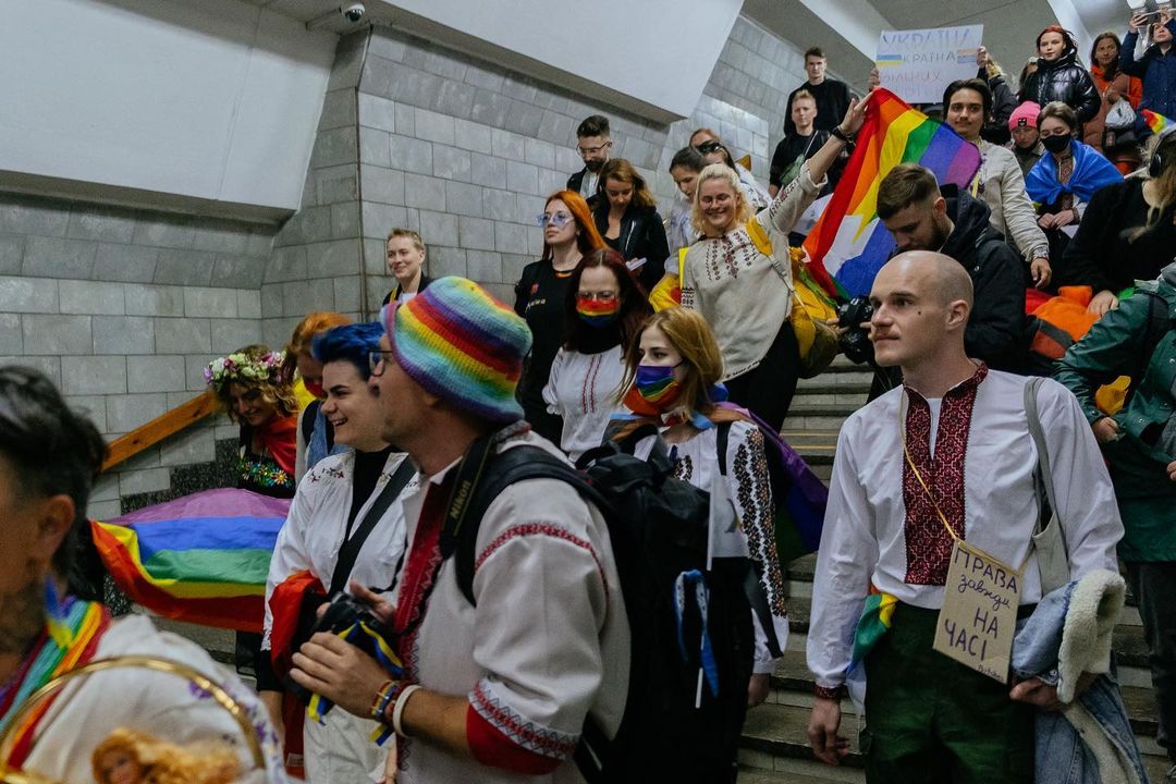 "Ми боремось за Україну": у харківському метро ЛГБТ-активісти провели марш (фото)