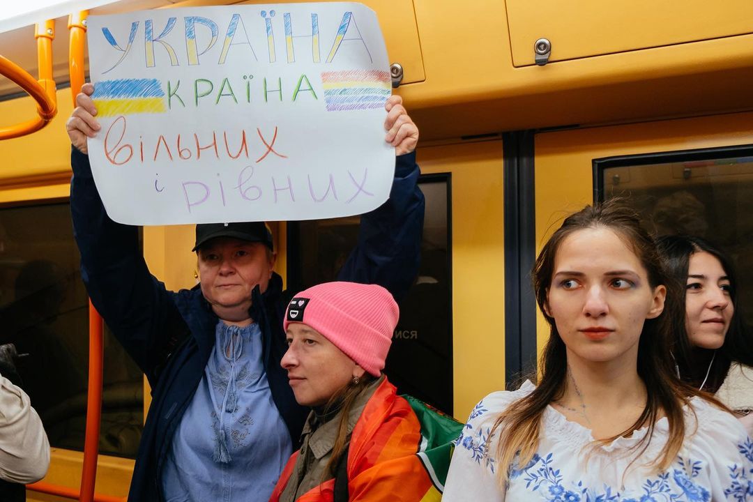 "Ми боремось за Україну": у харківському метро ЛГБТ-активісти провели марш (фото)