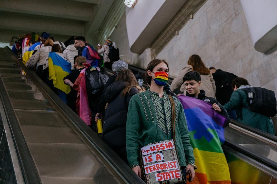 "Ми боремось за Україну": у харківському метро ЛГБТ-активісти провели марш (фото)