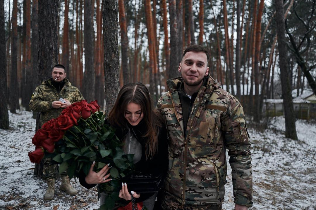 Військовий освідчився дівчині прямо на лінії зіткнення: зворушливі фото
