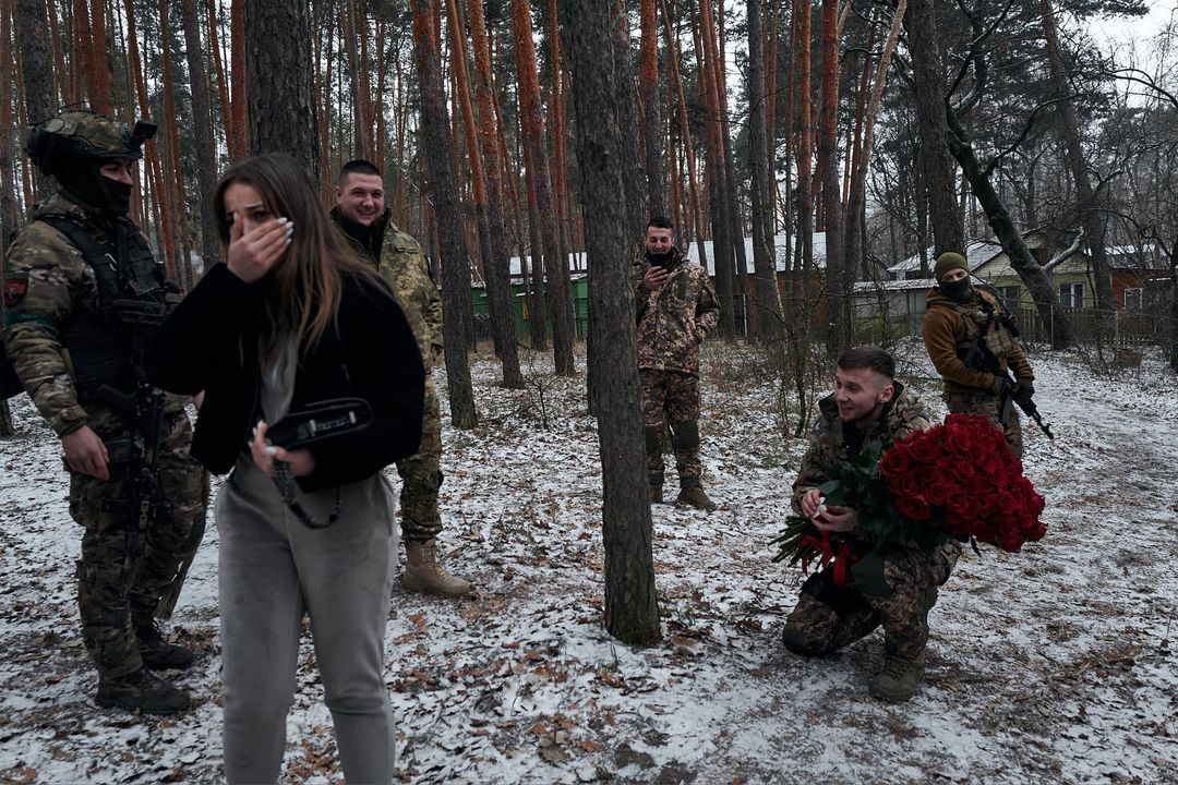 Військовий освідчився дівчині прямо на лінії зіткнення: зворушливі фото