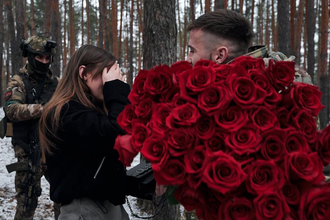 Військовий освідчився дівчині прямо на лінії зіткнення: зворушливі фото
