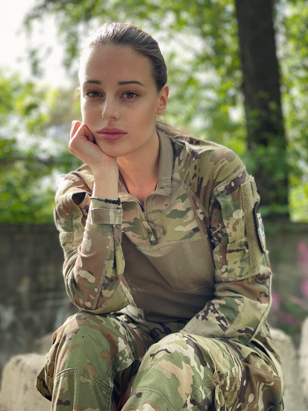 Молода захисниця рятує життя на фронті і підкорює красою мережу: фото "української Лари Крофт"