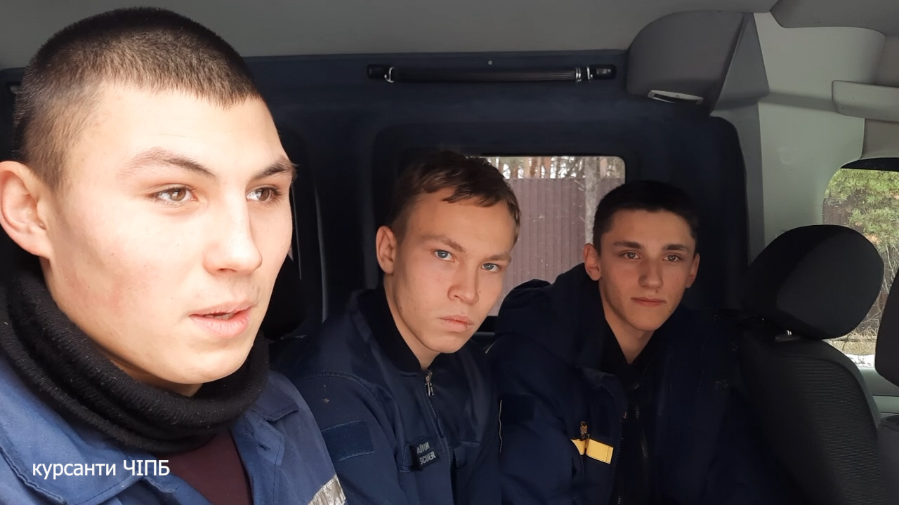 В Черкассах курсанты героически бросились спасать рыбаков, которые провалились под лед (фото)