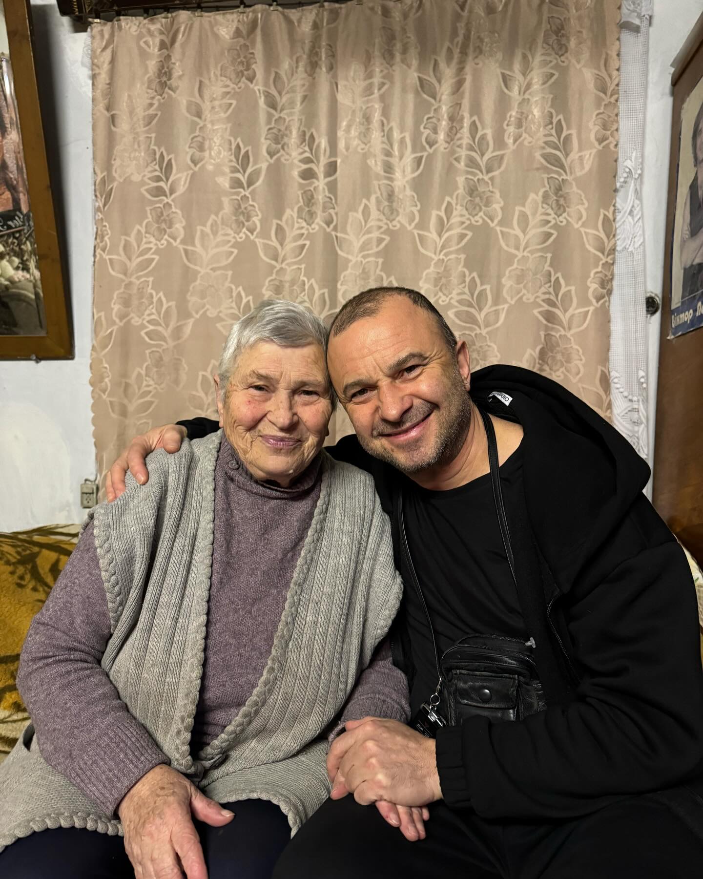 Віктор Павлік показався зі своєю 83-річною мамою, на яку схожий, як дві краплі води (фото)