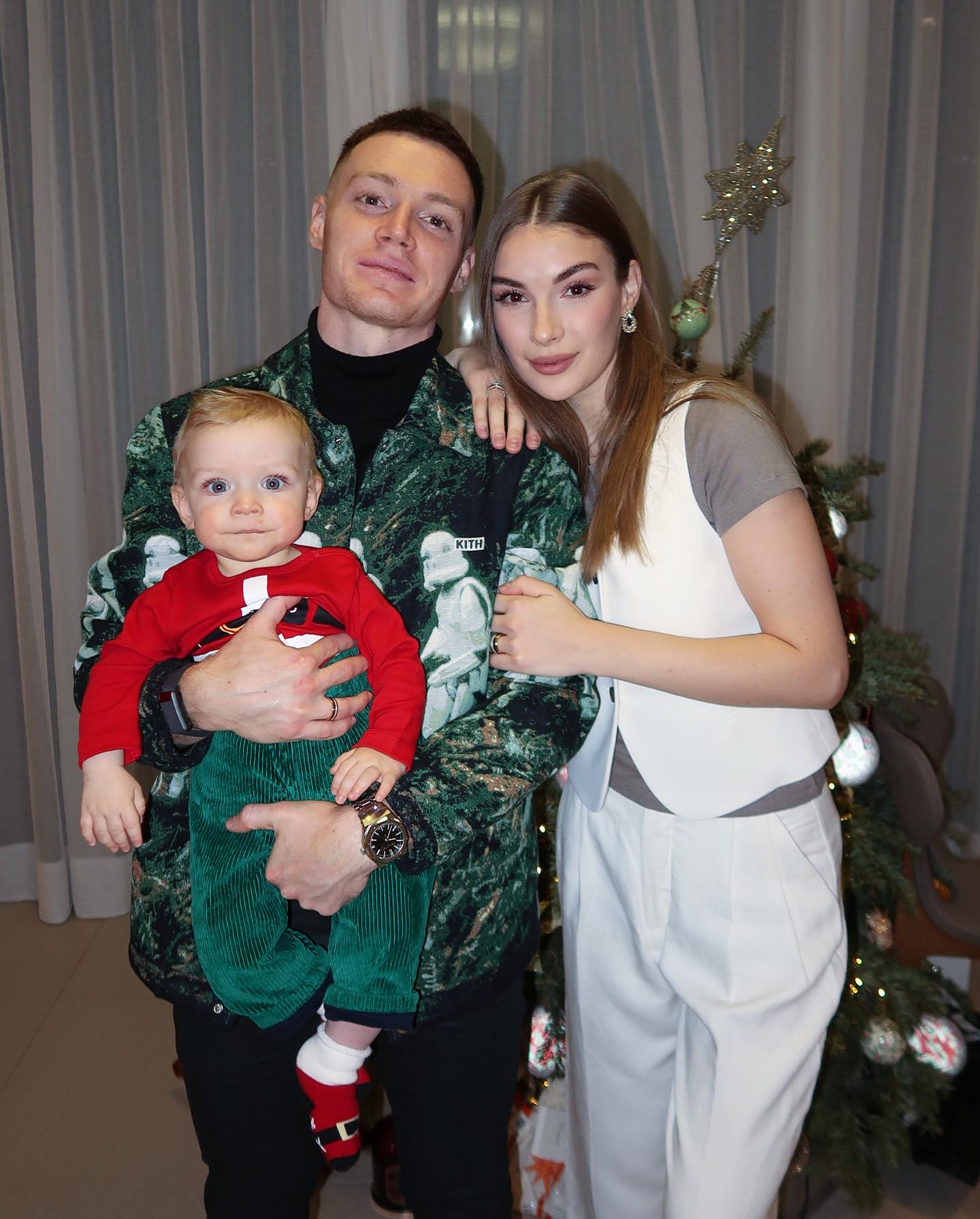 Віктор Циганков замилував сімейним новорічним фото з синочком