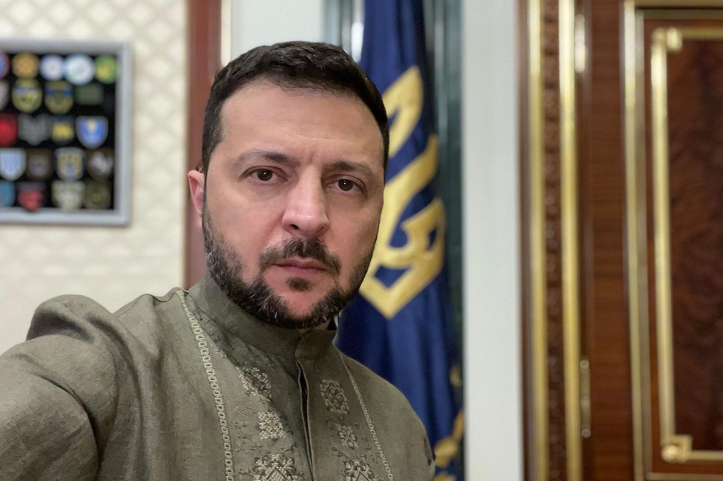Тризуб, БТРи та скандал із косовороткою. Як змінювались вишиванки Зеленського