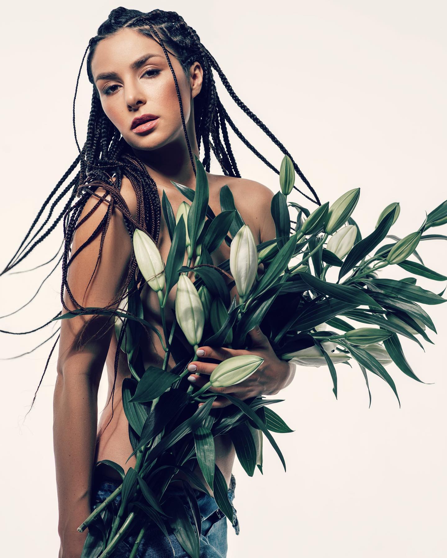 Прикрыла обнаженную грудь букетом цветов: Огневич снялась в откровенной фотосессии