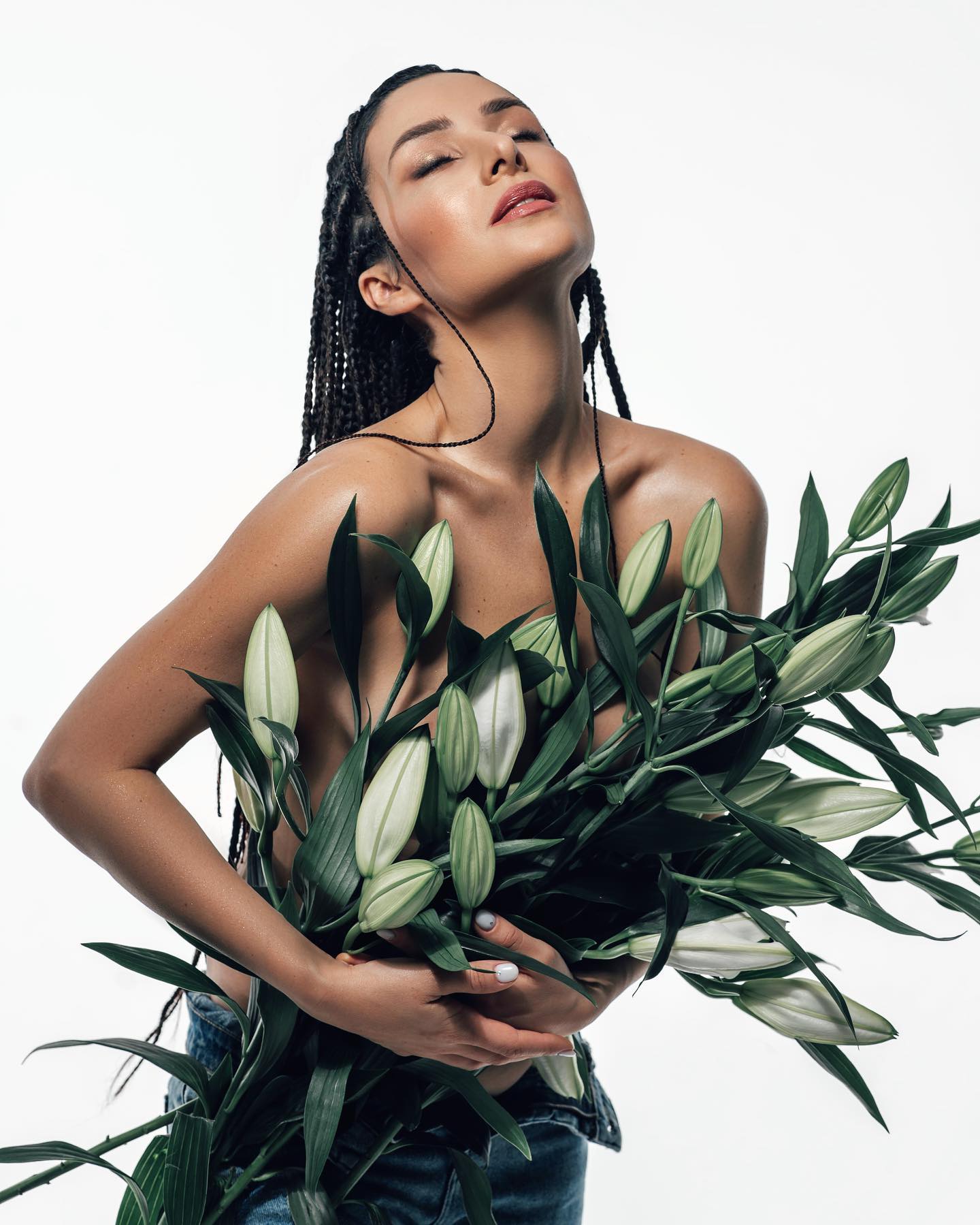 Прикрыла обнаженную грудь букетом цветов: Огневич снялась в откровенной фотосессии