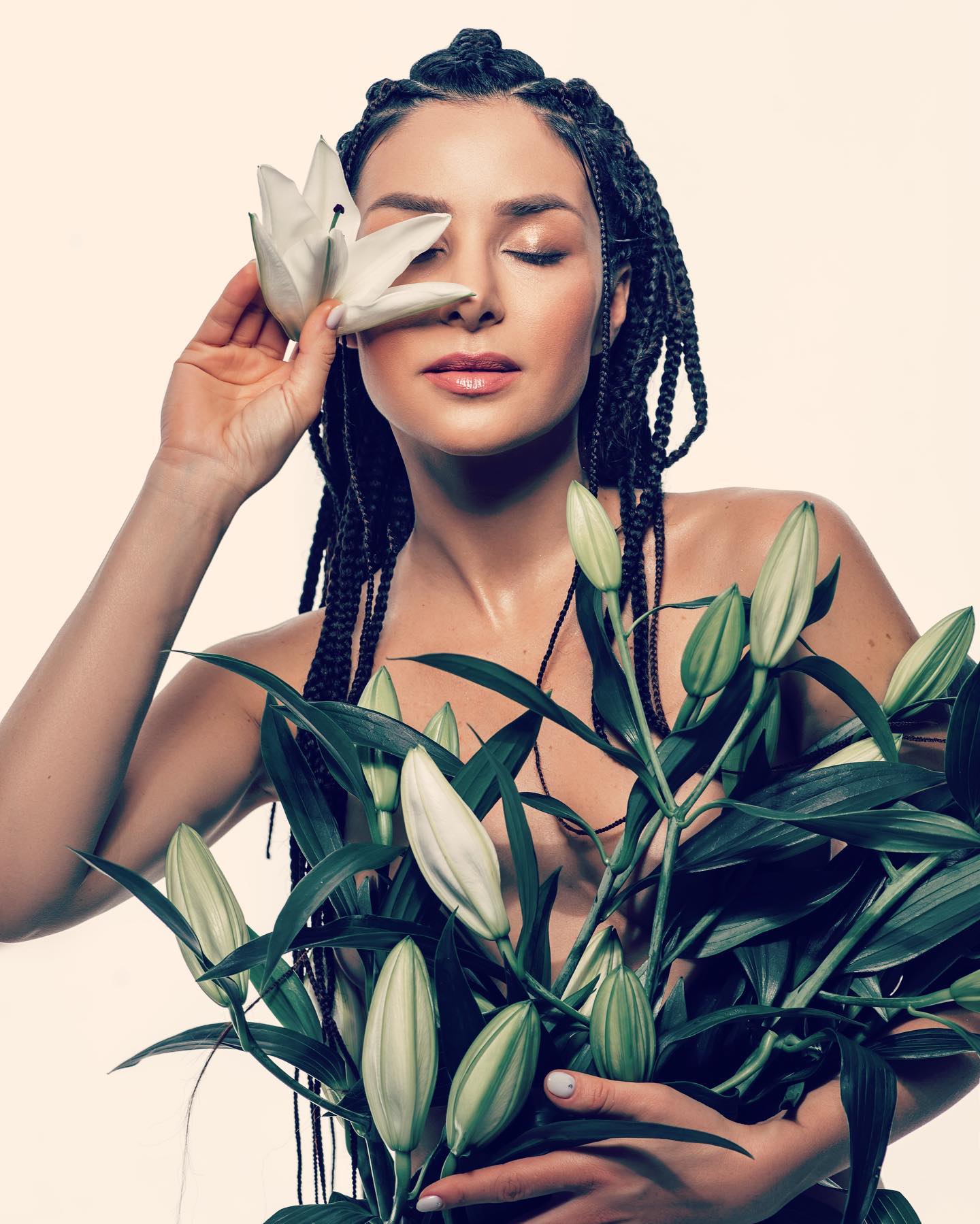 Прикрыла обнаженную грудь букетом цветов: Огневич снялась в откровенной фотосессии