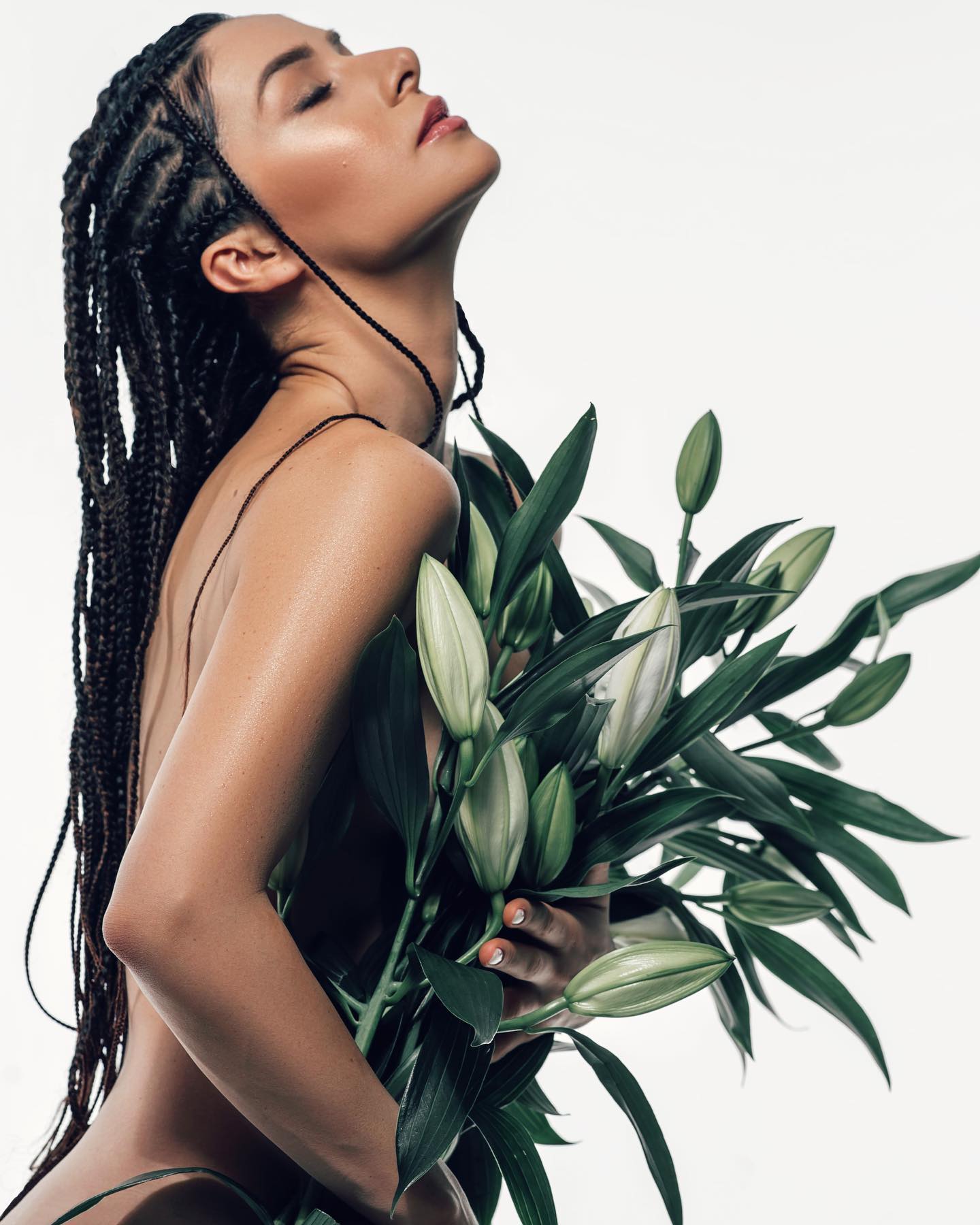 Прикрыла обнаженную грудь букетом цветов: Огневич снялась в откровенной фотосессии