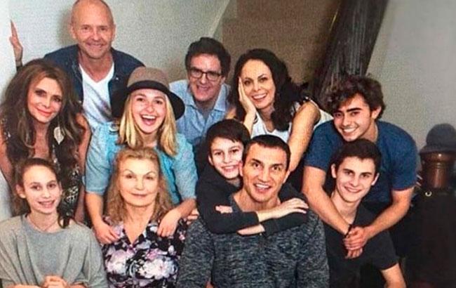 Редкое фото: Владимир Кличко со всей семьей